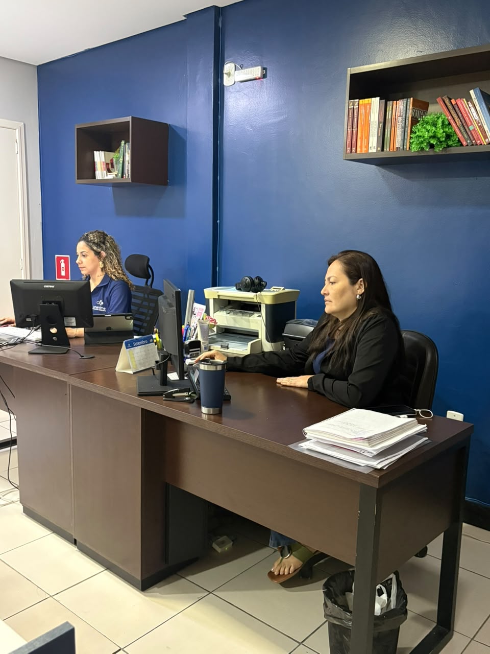 Equipe da área administrativa e financeira da Unânime trabalhando na sede